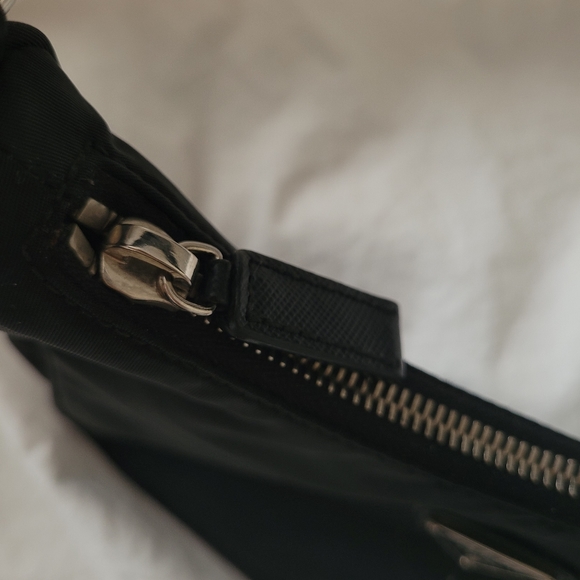 PRADA Re-edition Nylon Shoulder Bag - Picture 5 of 10